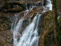 Auf Augenhöhe zur mittleren Wasserfallstufe